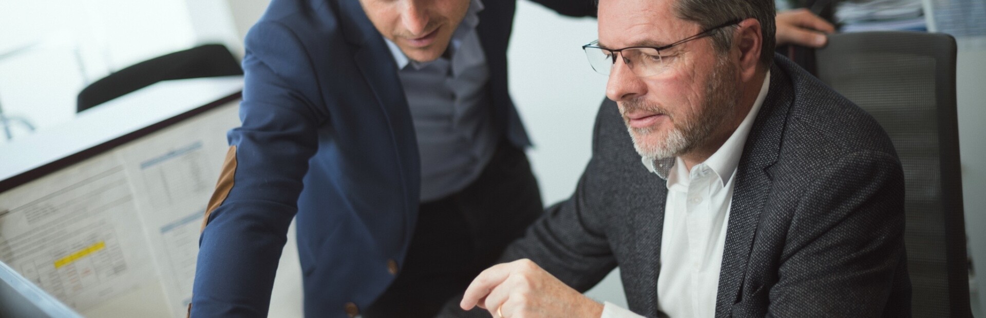 deux collaborateurs vflit devant un ordinateur